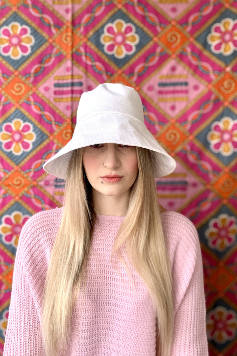 white bucket hat by pepperose
